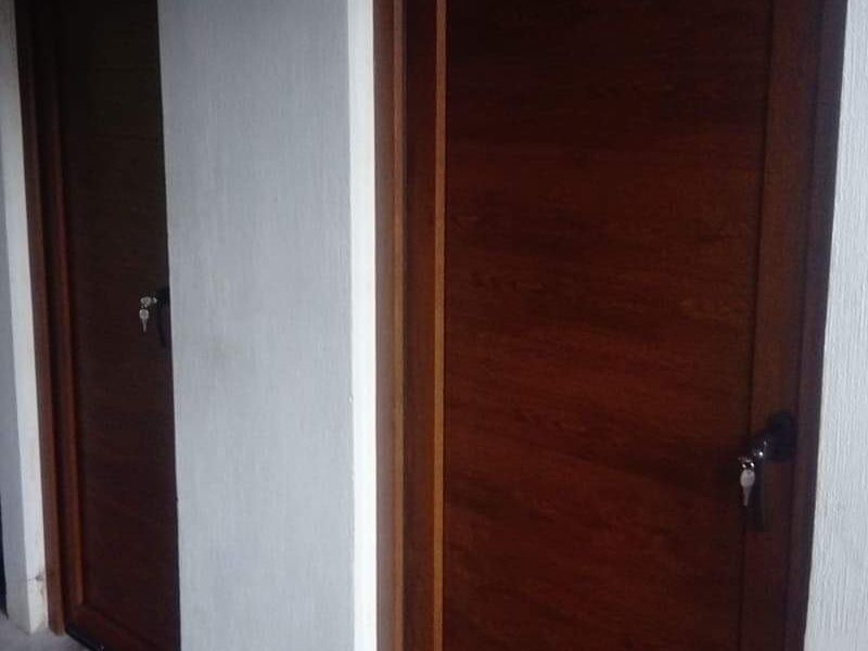 Puerta abatible imitación madera