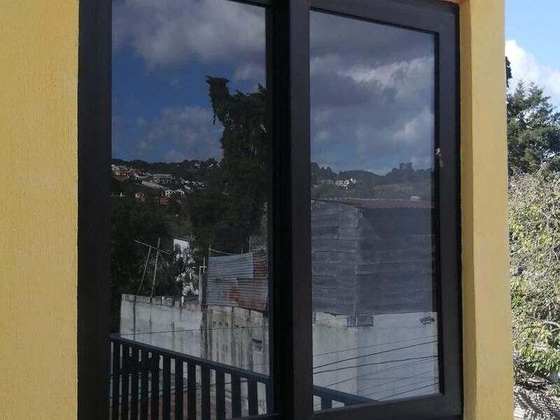 Ventana imitación madera Guatemala