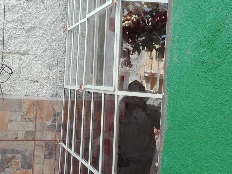 ventana de metal en Zona 13