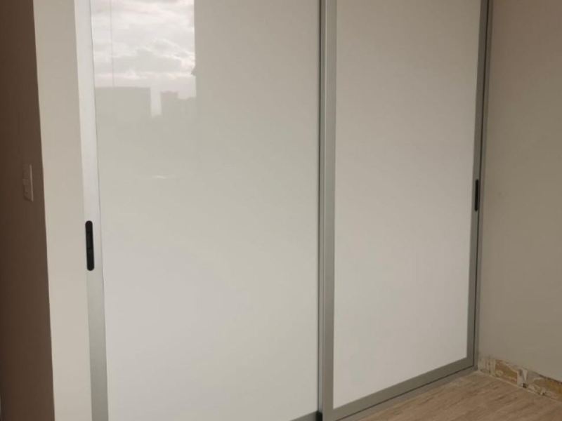 Puerta Corrediza Vidrios Colonial GT