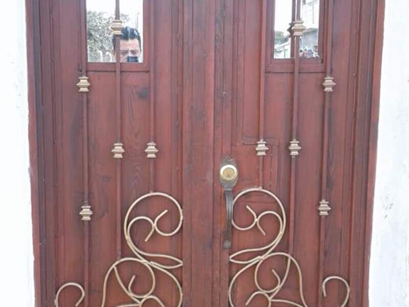 Puerta de madera en Mixco