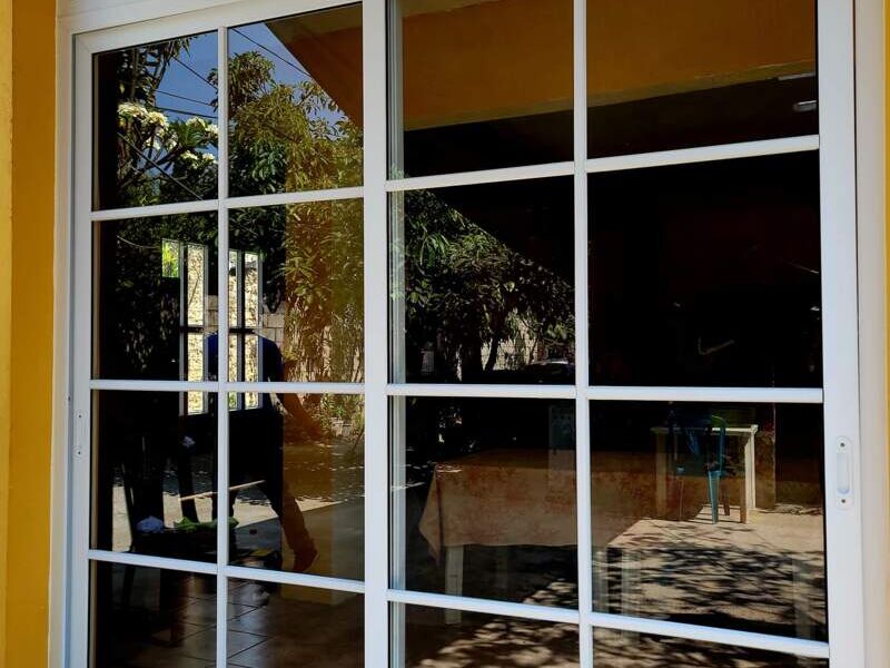 ventana de aluminio blanco en Mixco