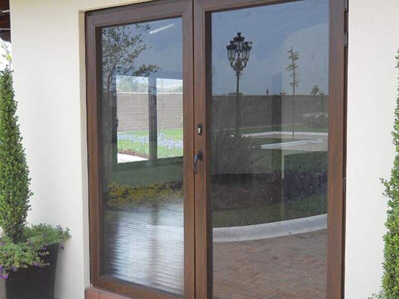 Puerta abatible en Col Limas