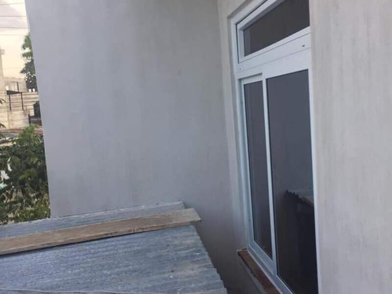 Ventana de aluminio gris en Mixco