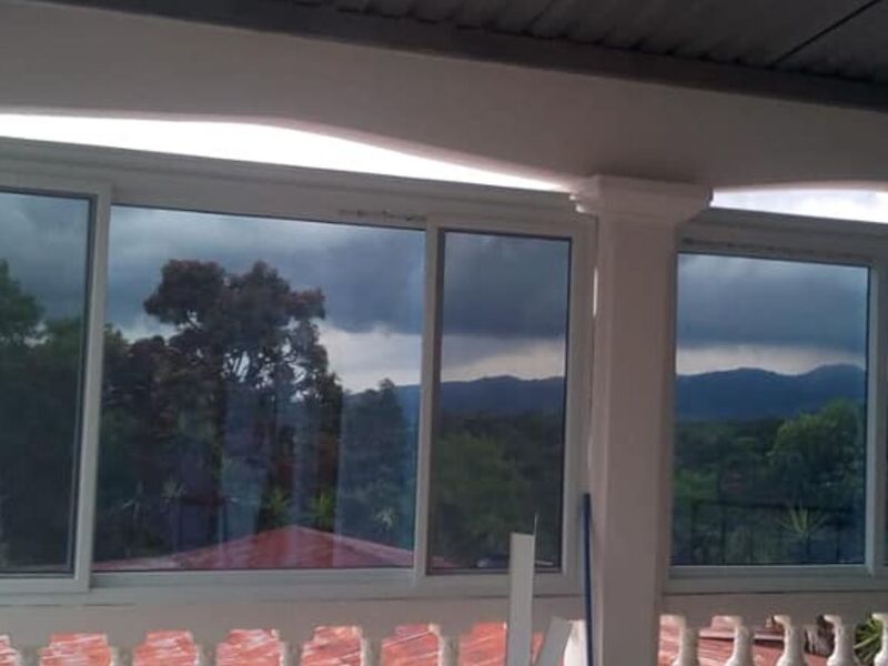 Ventana de vidrio en Col Lomas