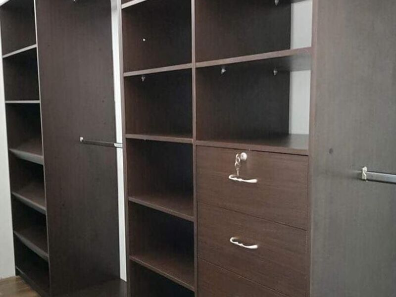 Ropero de madera moderno en Las Victorias  