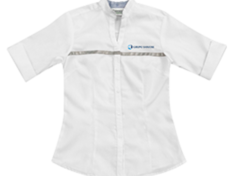 Blusa blanca de cuello chino en Guatemala