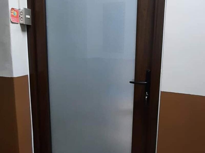 Puerta de vidrio con marco de madera