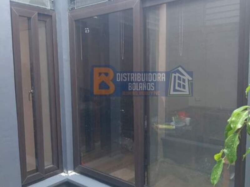 Puerta corrediza de PVC