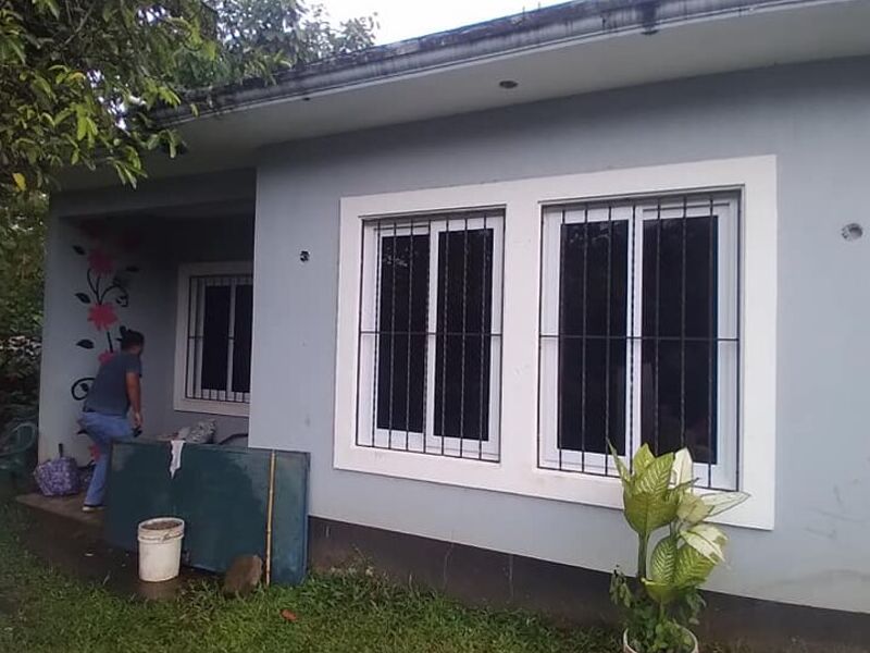 Ventana  de aluminio blanco con rejas