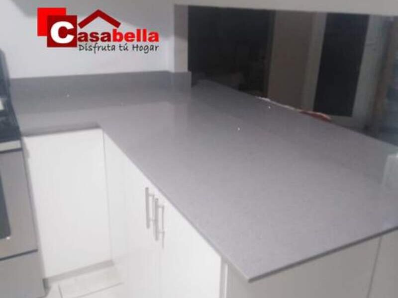 Cocina en melamina con cuarzo 