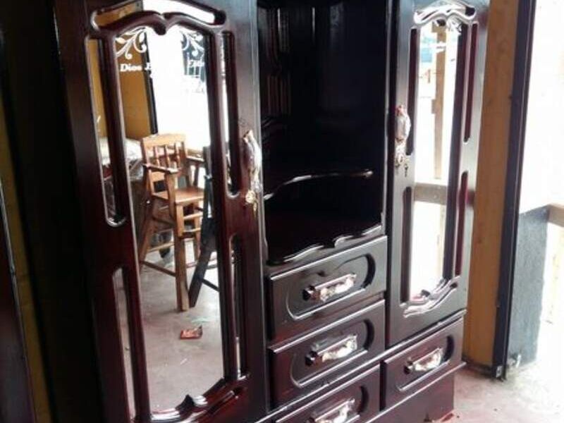 Mueble de pino color oscuro 