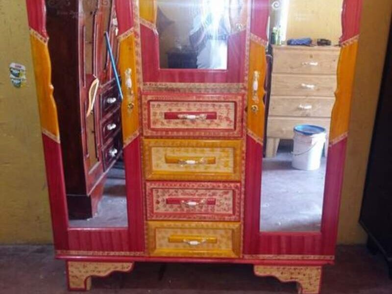 Mueble de pino color rojo 