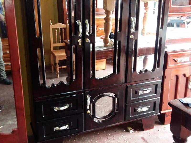 Mueble triple puerta de pino