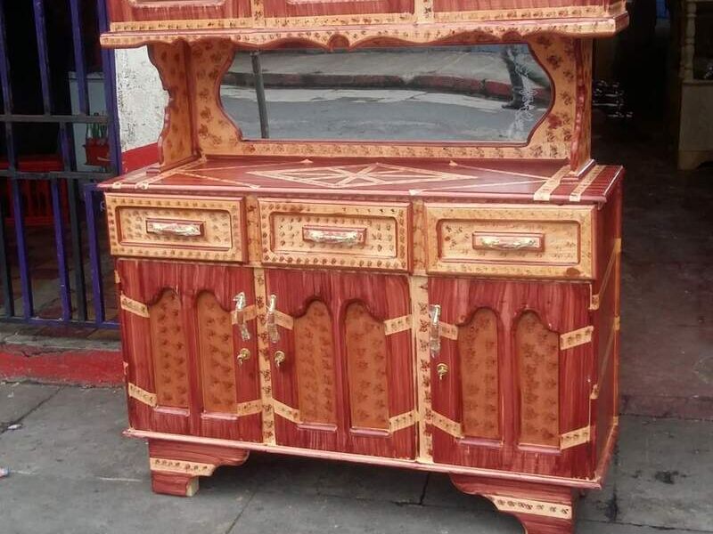 Mueble clásico de pino rojo y dorado 