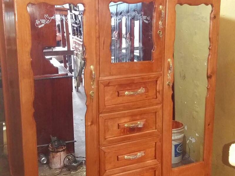 Mueble de pino acabado madera 