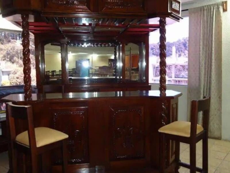 Bar con detalles labrados 
