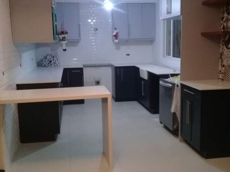 Cocina madera negra y cuarzo 