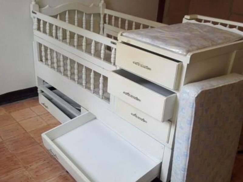 Cuna de madera con mueble 