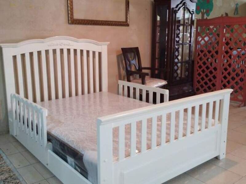 Cama de madera blanca 