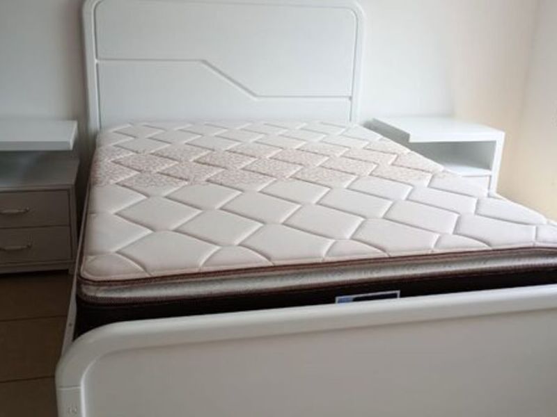 Cama moderna color blanco 