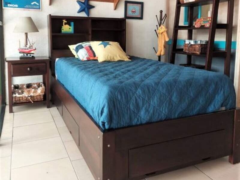 Cama de cedro oscuro 