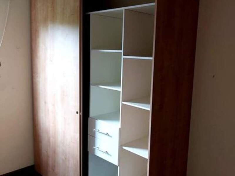 CLOSET CON PUERTAS de madera 