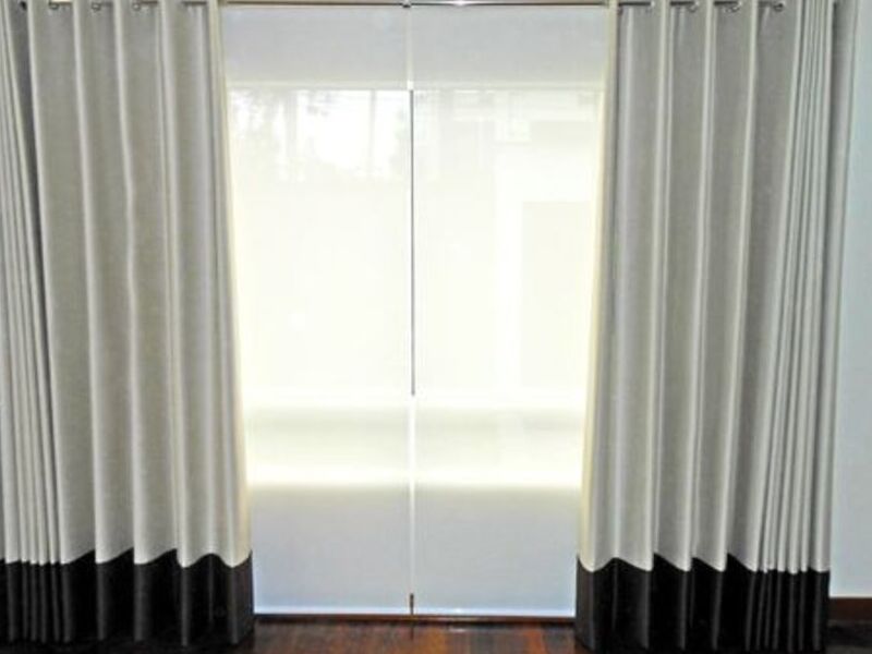 Cortina blanca y negra 