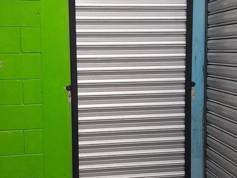Puerta metálica pequeña enrollable 