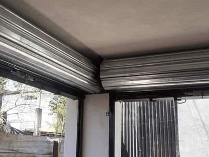 Persianas dobles metálicas en ventanas 