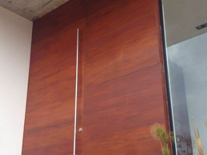 Puerta principal madera Guatemala