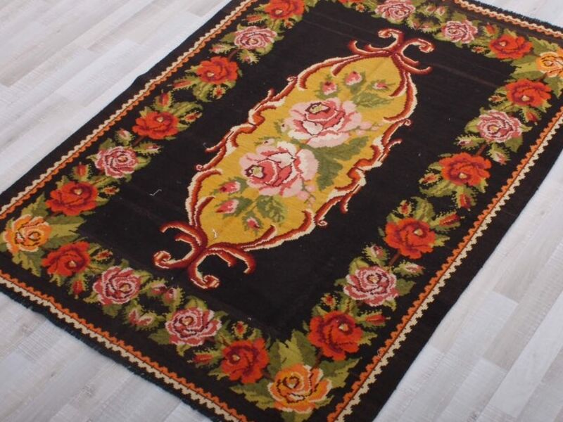 Alfombra Negra Formas Rojas Guatemala