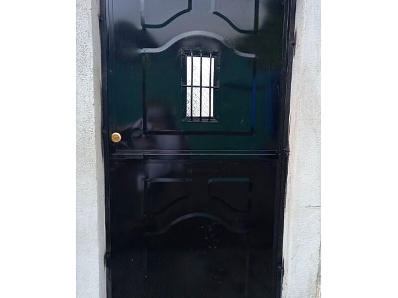 puerta metal negro brillante Escuintla