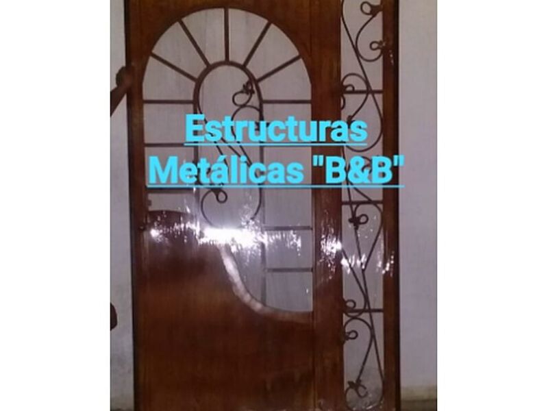 puerta metálica café San Juan