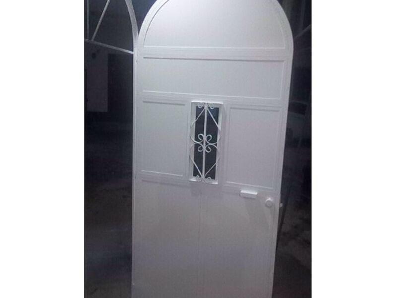 puerta blanca metal Guatemala 