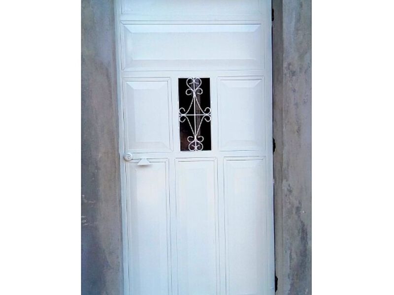 puerta blanca metálica Guatemala 