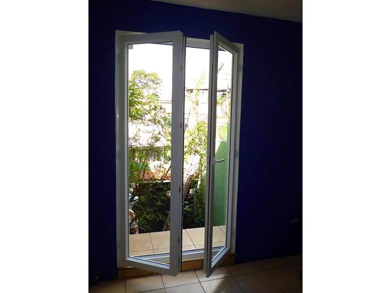 Puerta doble abatible Guatemala