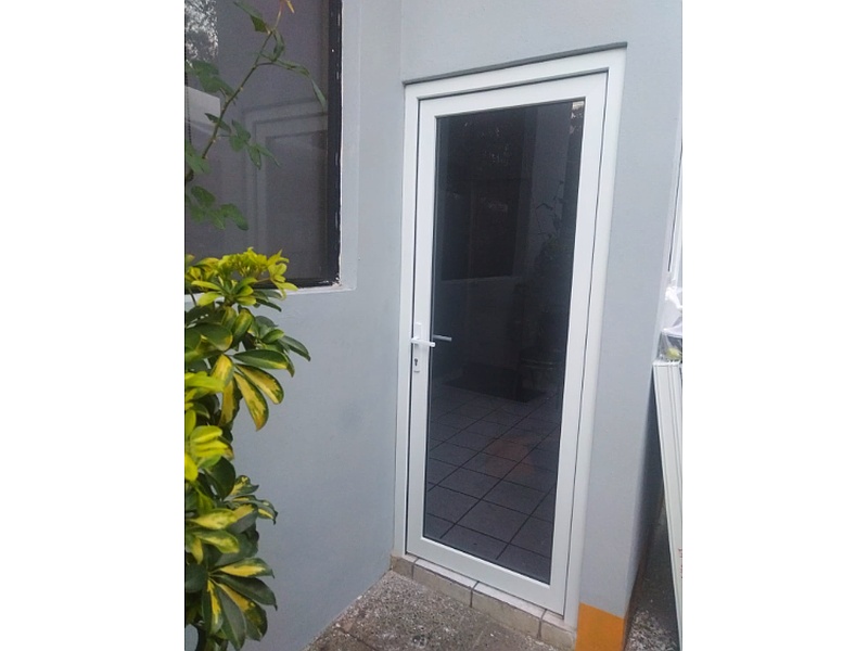 Puerta abatible con brazo hidráulico Guatemala