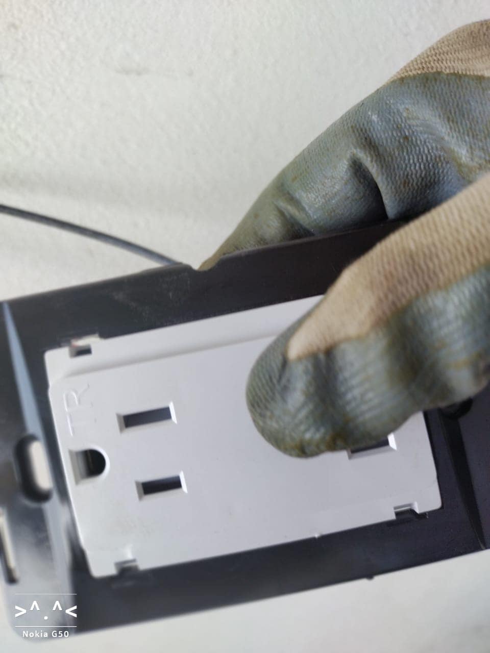 Instalaciòn toma corriente sencillo Guatemala 