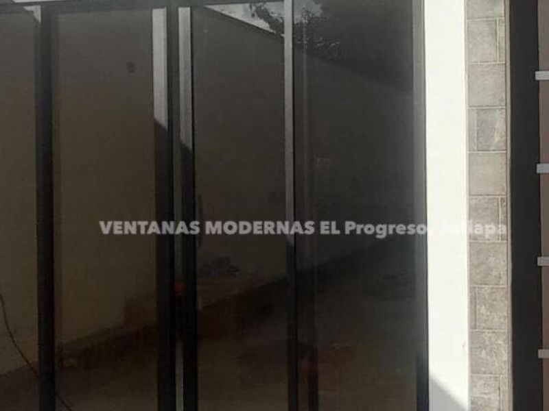 Puerta corrediza  linea 80 en el progreso