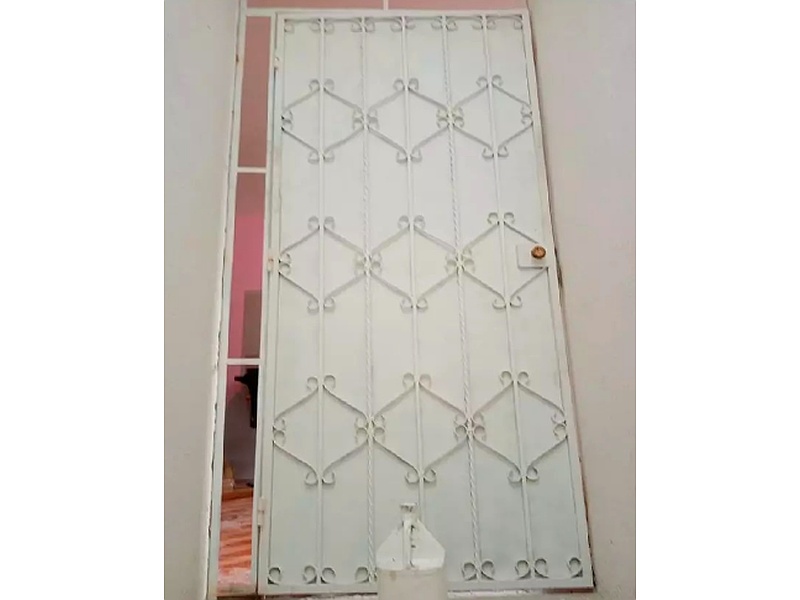 Puerta Metálica Blanca Guatemala
