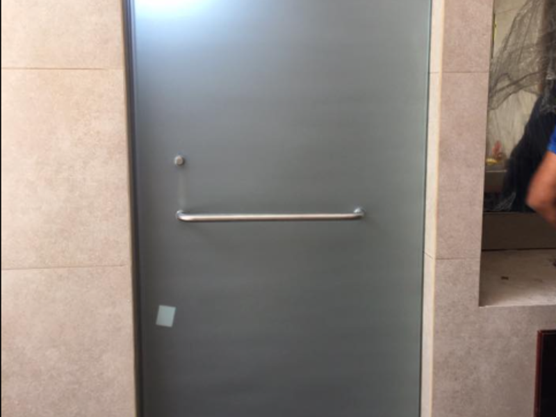 Puerta en Vidrio templado en Guatemala