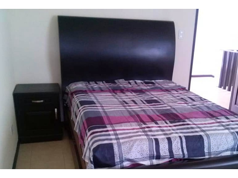 Juego de cabecera y mesa de noche