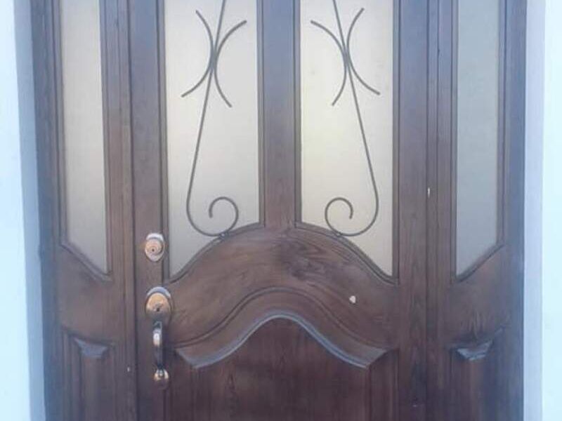 Puerta metálica acabado en madera Sololá