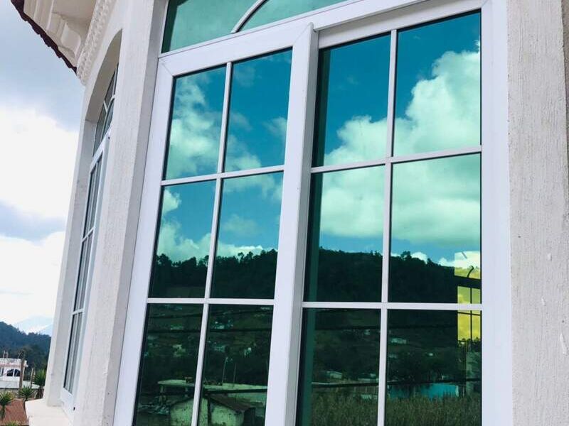 Ventana en aluminiocon vidrio laminado Sololá