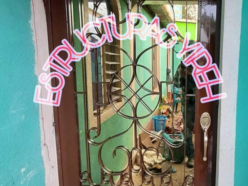 Puerta metálica acabado en madera Sololá