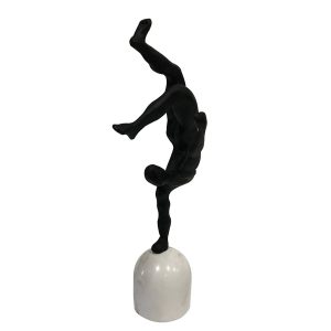 Escultura equilibrista color dorado H:38 cm