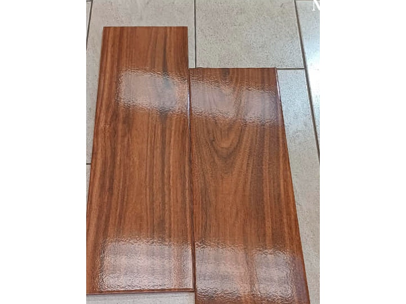 Porcelanato madera oscura Guatemala