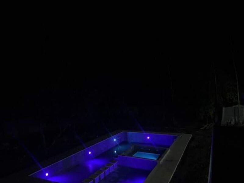 Piscina con iluminación led 