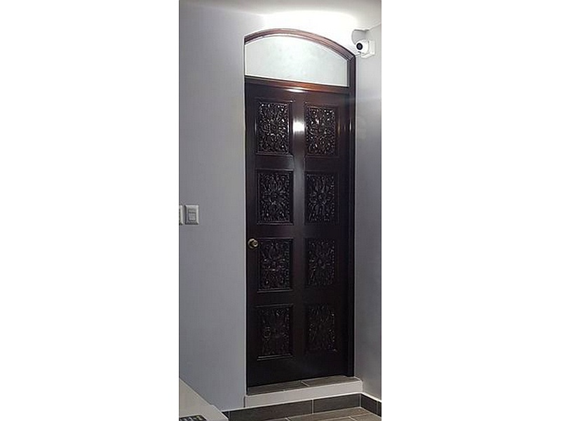 Puerta nogal oscuro  CIUDAD DE GUATEMALA